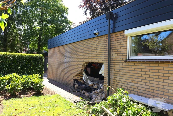 Auto tegen woning na ongeval
