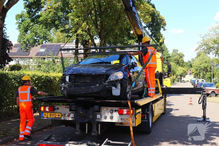 Auto tegen woning na ongeval