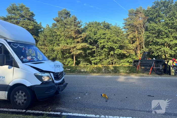 Auto gelanceerd in de berm