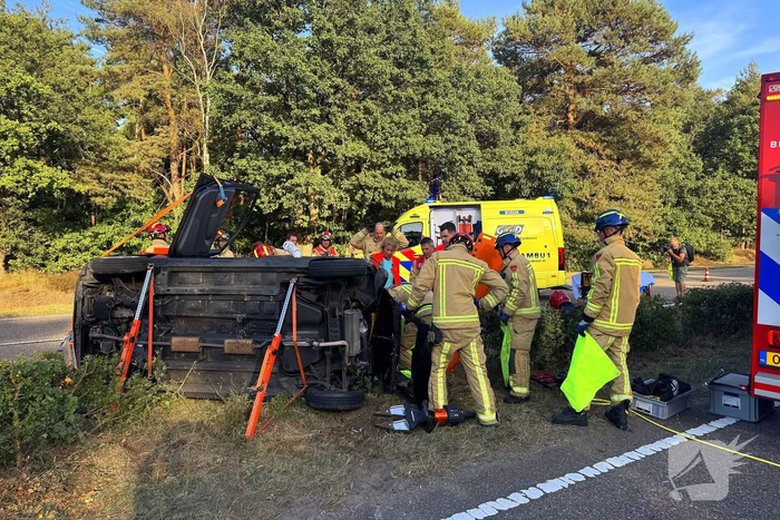Auto gelanceerd in de berm