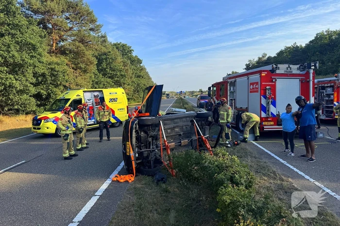 Auto gelanceerd in de berm