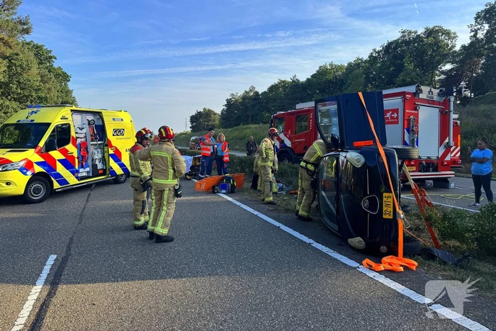Auto gelanceerd in de berm
