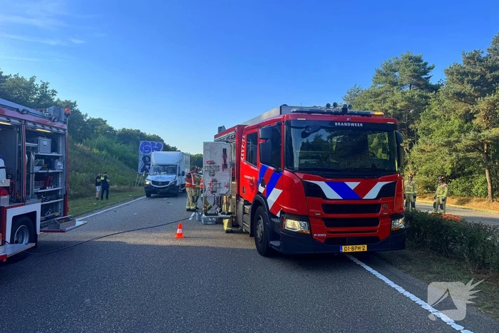 Auto gelanceerd in de berm