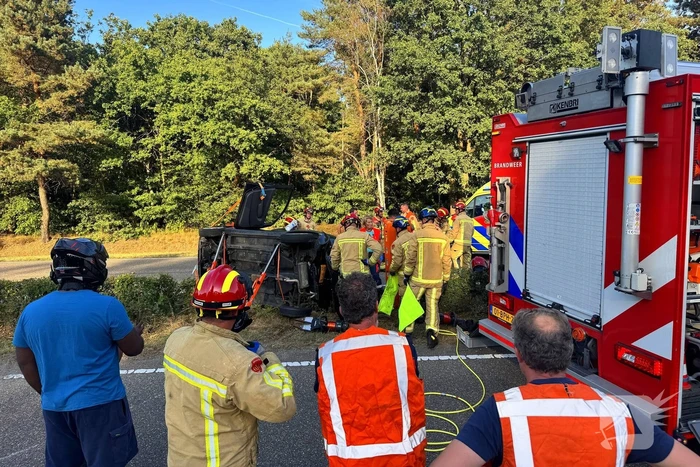 Auto gelanceerd in de berm