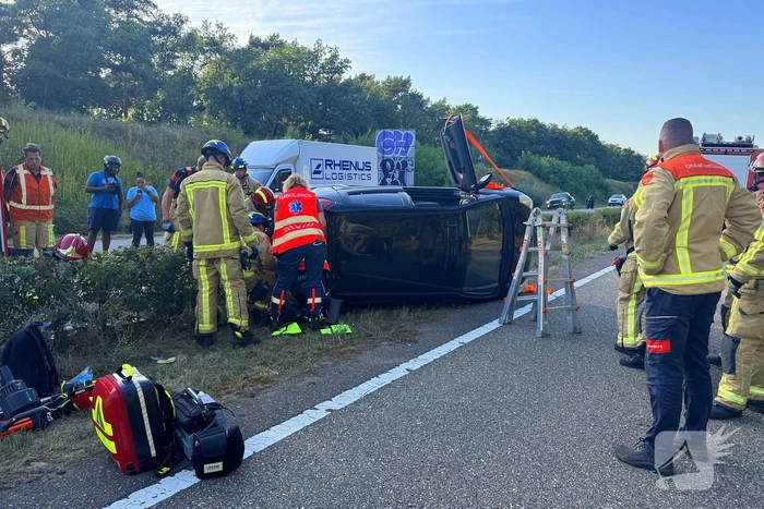 Auto gelanceerd in de berm