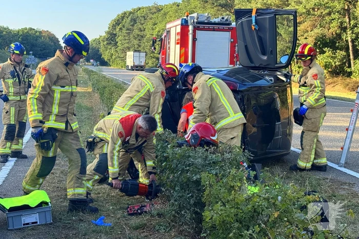 Auto gelanceerd in de berm
