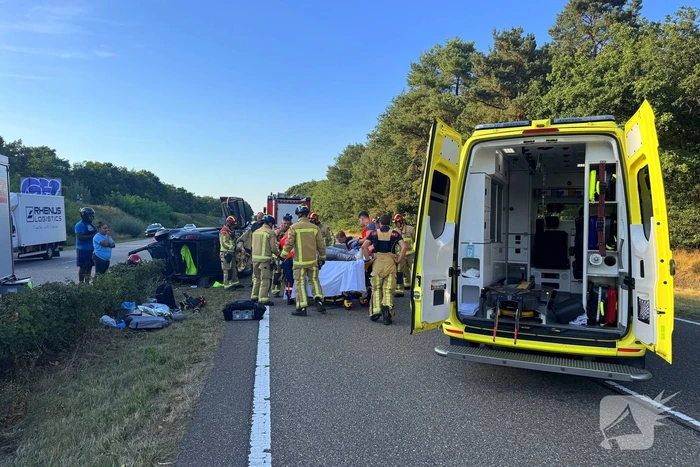 Auto gelanceerd in de berm