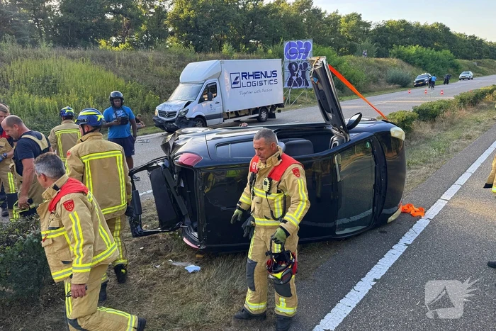 Auto gelanceerd in de berm