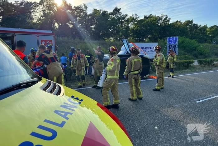 Auto gelanceerd in de berm