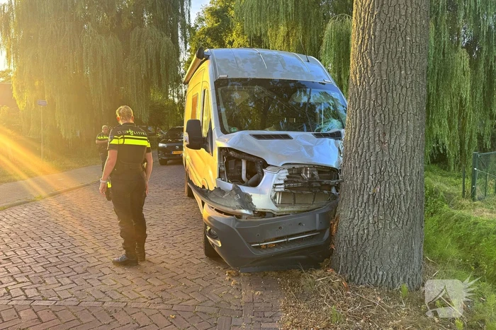 Camper botst tegen boom door bij