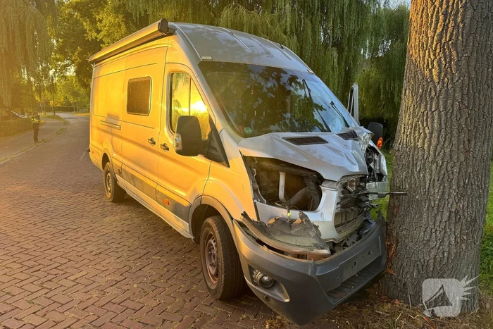 Camper botst tegen boom door bij