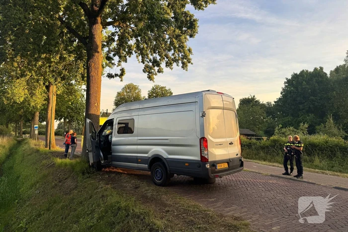 Camper botst tegen boom door bij