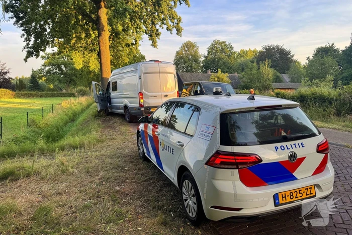 Camper botst tegen boom door bij