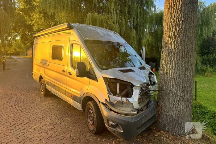 Camper botst tegen boom door bij