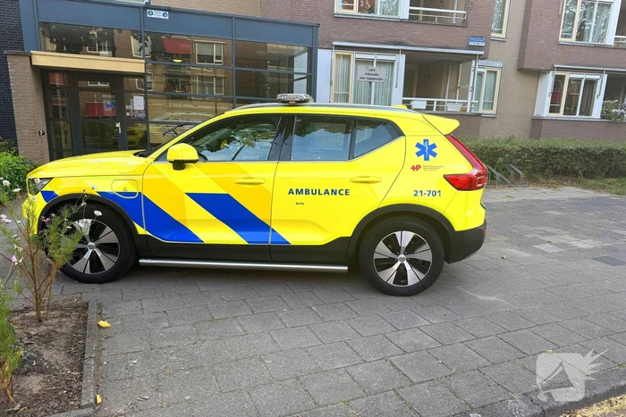 Brandweer slaat raam in voor hulpverlening