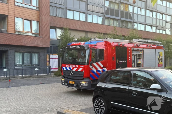 Brandweer slaat raam in voor hulpverlening