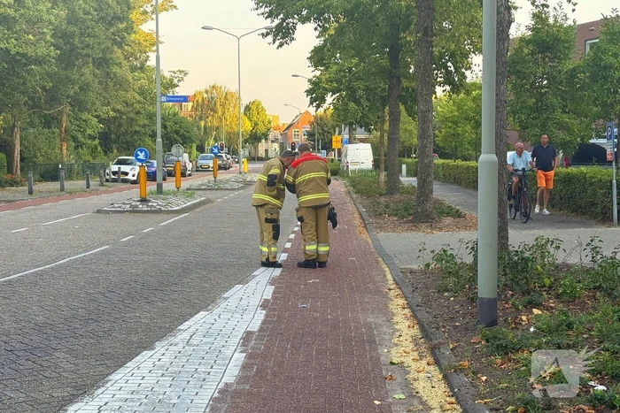 Brandweer slaat raam in voor hulpverlening