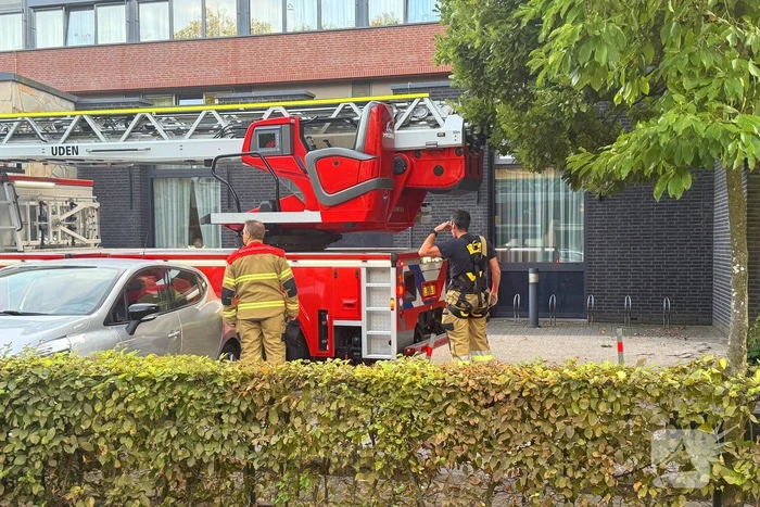 Brandweer slaat raam in voor hulpverlening