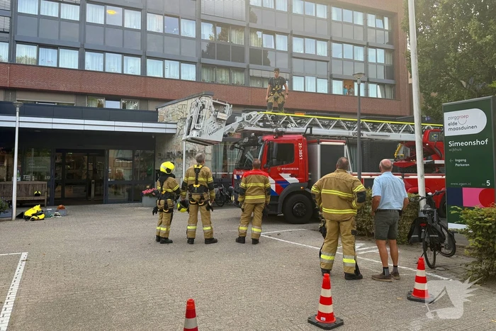 Brandweer slaat raam in voor hulpverlening