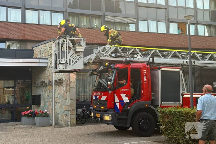Brandweer slaat raam in voor hulpverlening