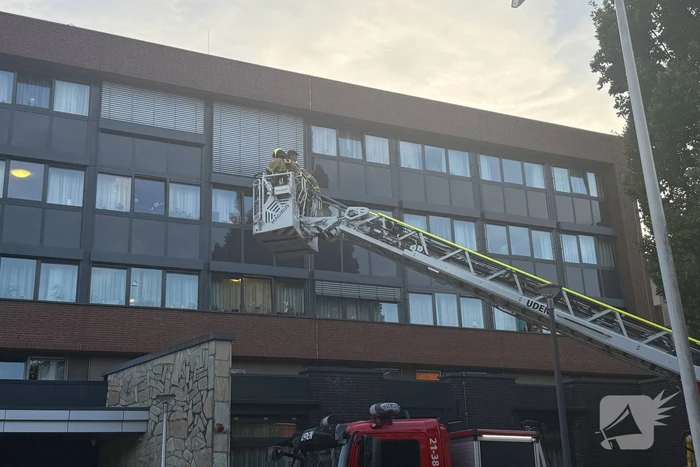 Brandweer slaat raam in voor hulpverlening