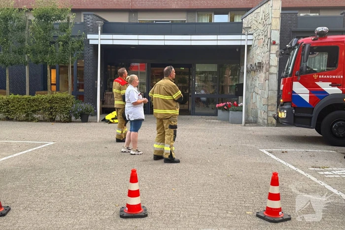 Brandweer slaat raam in voor hulpverlening