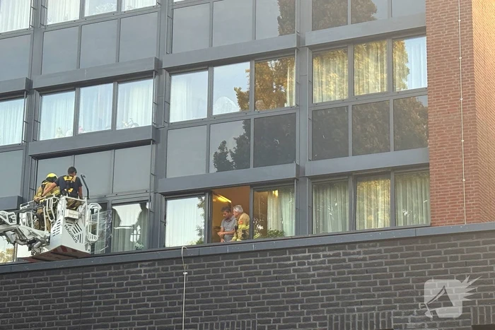 Brandweer slaat raam in voor hulpverlening