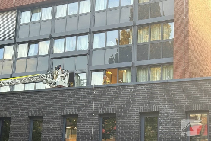 Brandweer slaat raam in voor hulpverlening