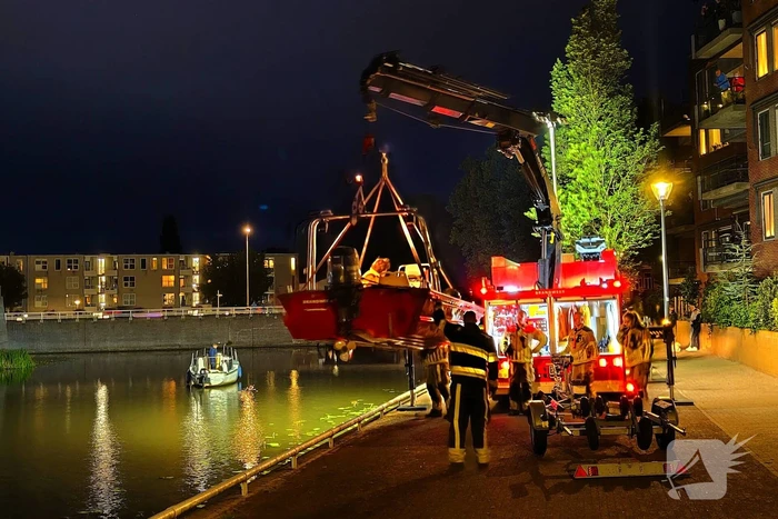 Brandweeractie voor vastgelopen boot