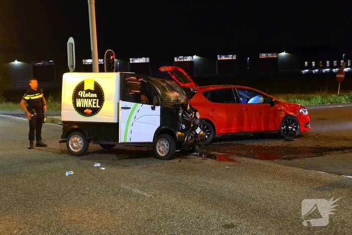 Gewonde en schade na botsing met brommobiel notenwinkel