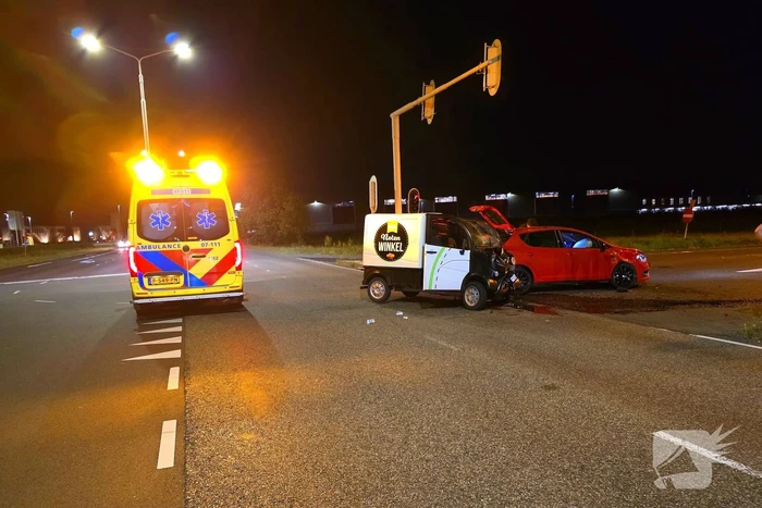 Gewonde en schade na botsing met brommobiel notenwinkel