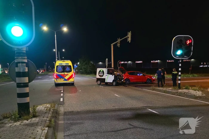 Gewonde en schade na botsing met brommobiel notenwinkel