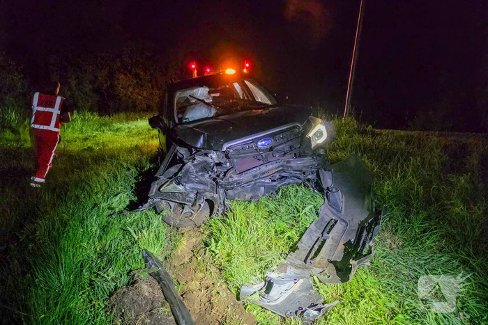 Auto vliegt uit de bocht en knalt tegen hek bij spoorwegovergang