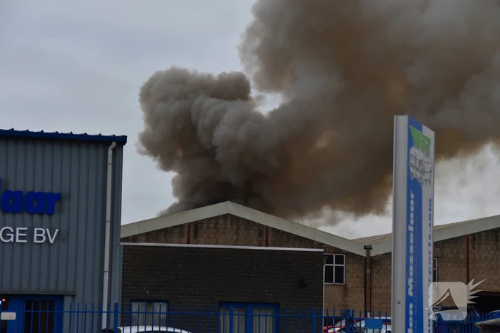 Grote brand bij autosloperij