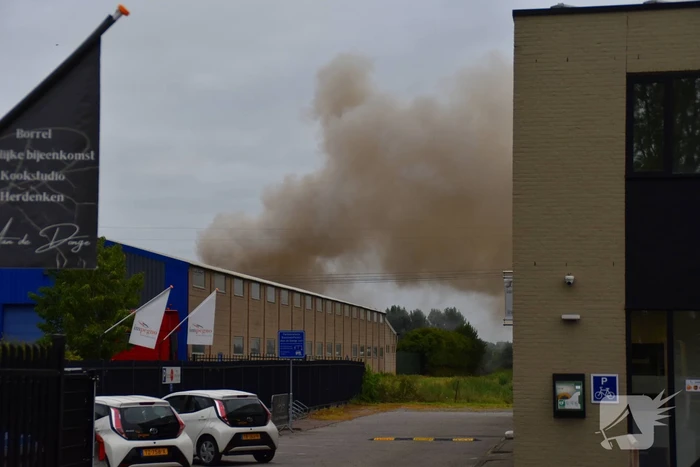 Grote brand bij autosloperij