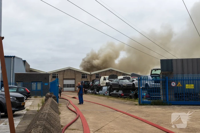 Grote brand bij autosloperij