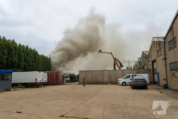Grote brand bij autosloperij