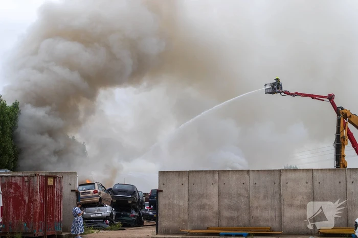 Grote brand bij autosloperij