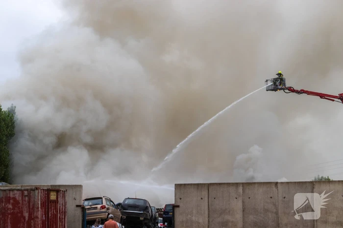 Grote brand bij autosloperij