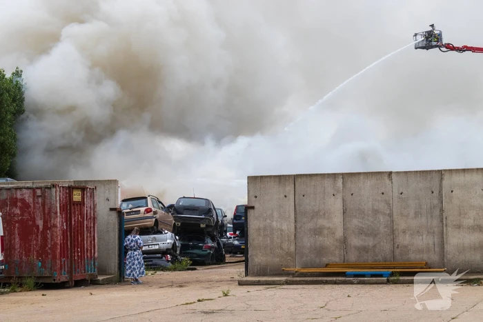 Grote brand bij autosloperij