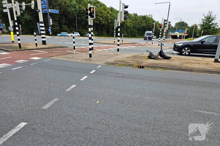 Verkeerslicht geraakt bij botsing