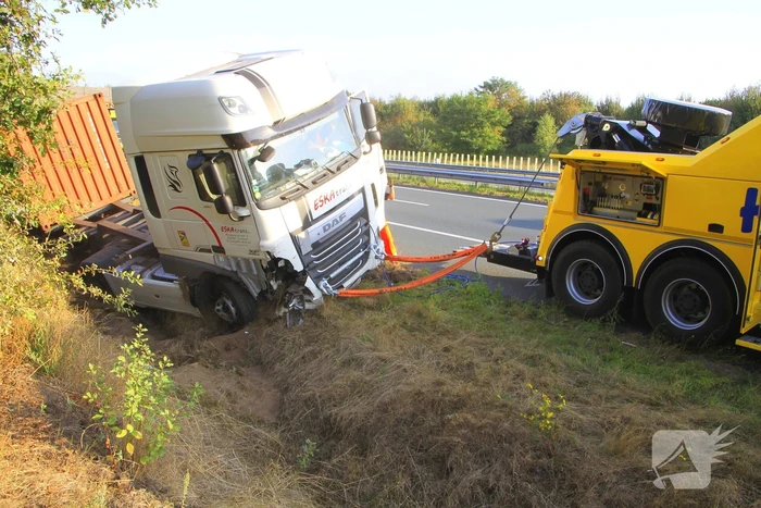 Chauffeur valt in slaap, vrachtwagen in greppel