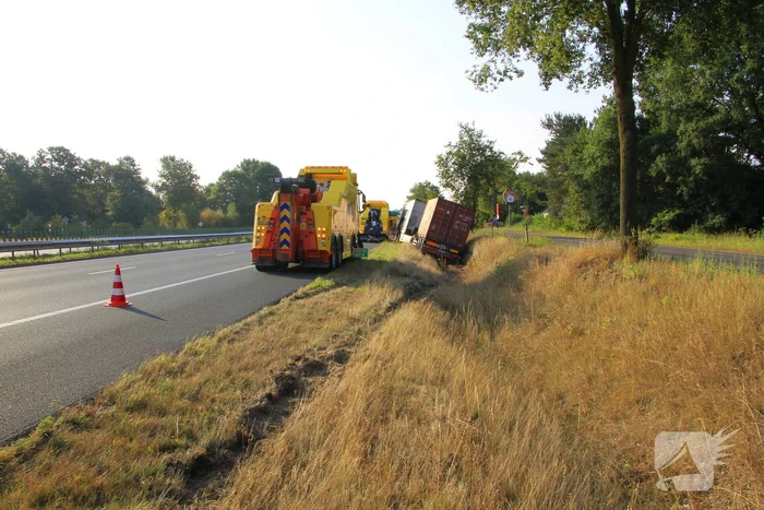 Chauffeur valt in slaap, vrachtwagen in greppel