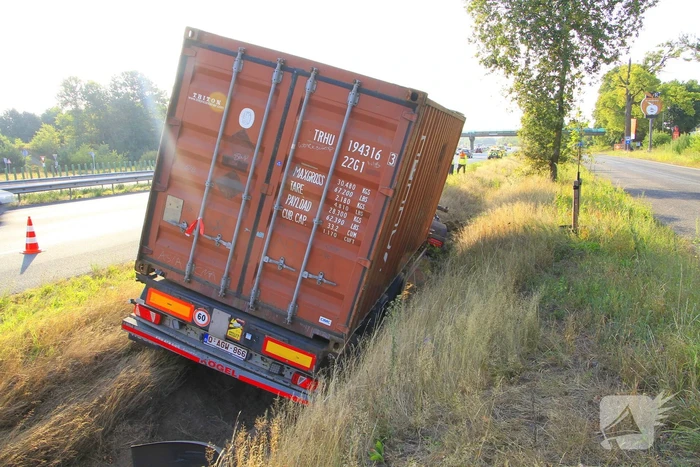 Chauffeur valt in slaap, vrachtwagen in greppel
