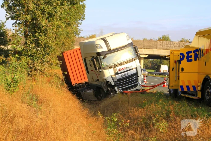 Chauffeur valt in slaap, vrachtwagen in greppel