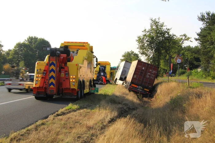 Chauffeur valt in slaap, vrachtwagen in greppel