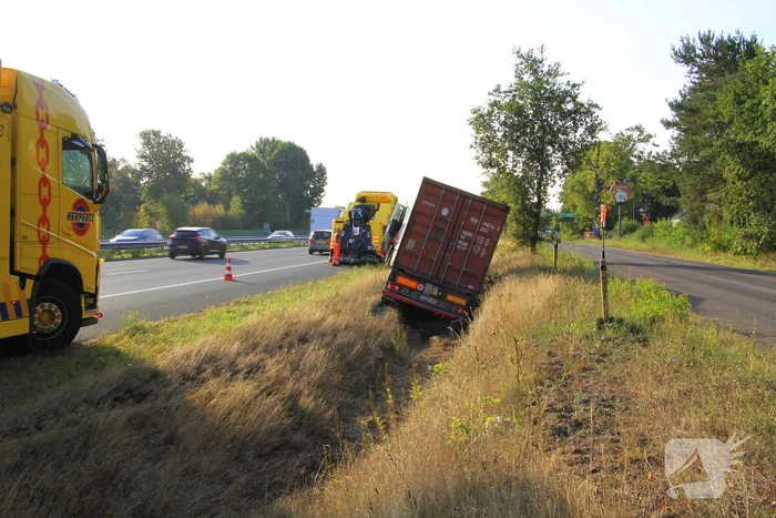 Chauffeur valt in slaap, vrachtwagen in greppel