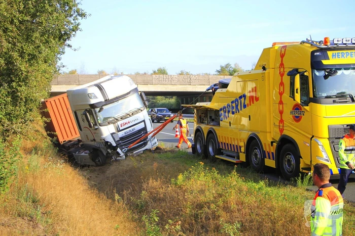 Chauffeur valt in slaap, vrachtwagen in greppel