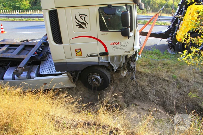Chauffeur valt in slaap, vrachtwagen in greppel