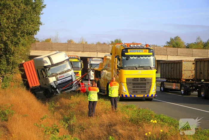 Chauffeur valt in slaap, vrachtwagen in greppel